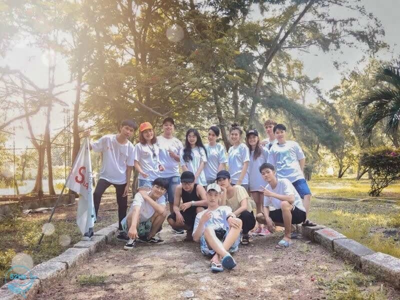 Hình ảnh hội bạn khi tham gia vui chơi tại khu du lịch