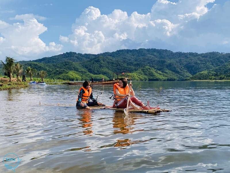 Trải nghiệm chèo bè tre giữa không gian mênh mông nước giữa Hồ Tà Đùng