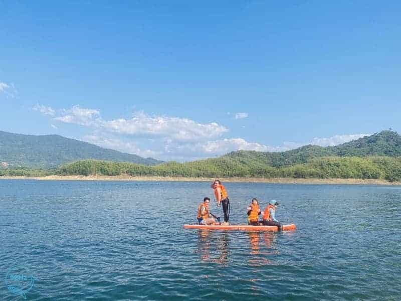 Trải nghiệm cực kỳ thú vị khi trèo Sub trên mặt hồ cùng đám bạn