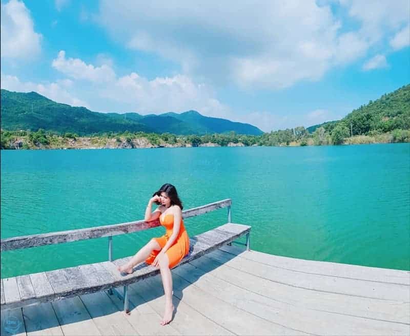 Chiếc cầu gỗ tại hồ Đá Xanh