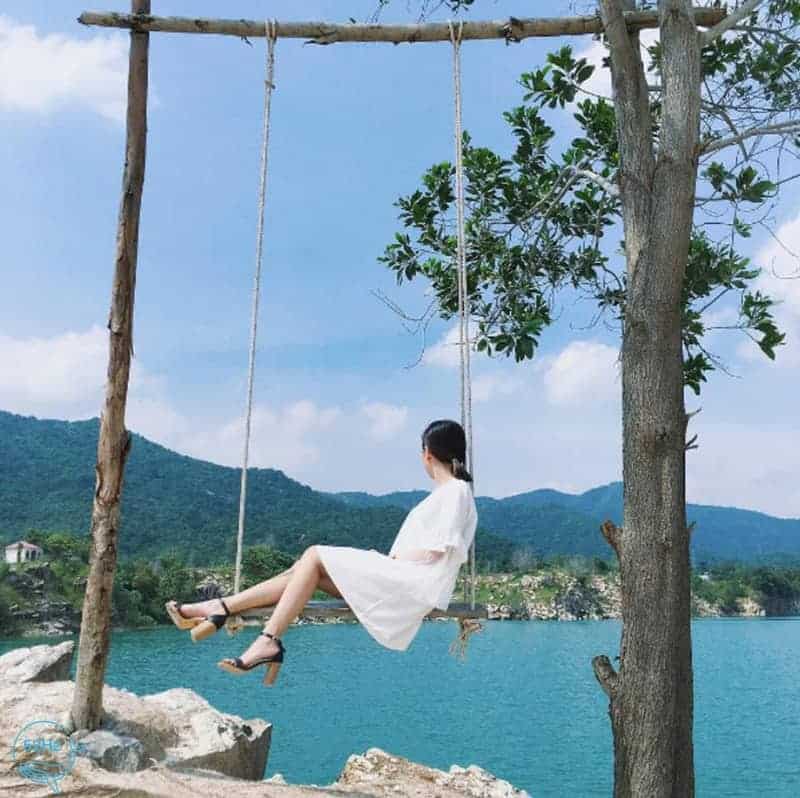 Xích đu gỗ Hồ Đá Xanh