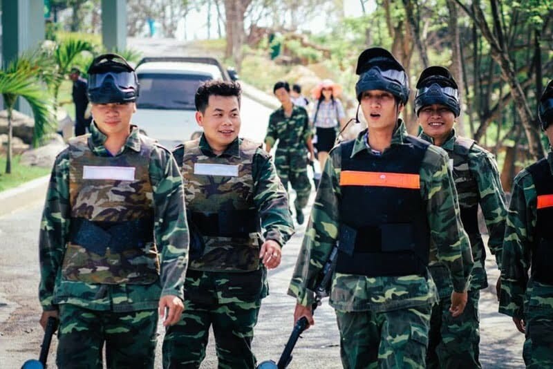 Du khách cũng có thể tham gia trò chơi bắn súng sơn vô cùng hấp dẫn