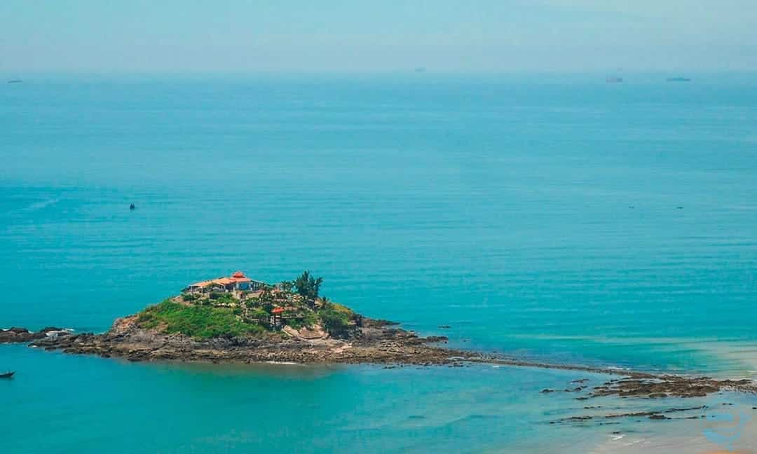 Khung cảnh bao la của đảo hòn Bà