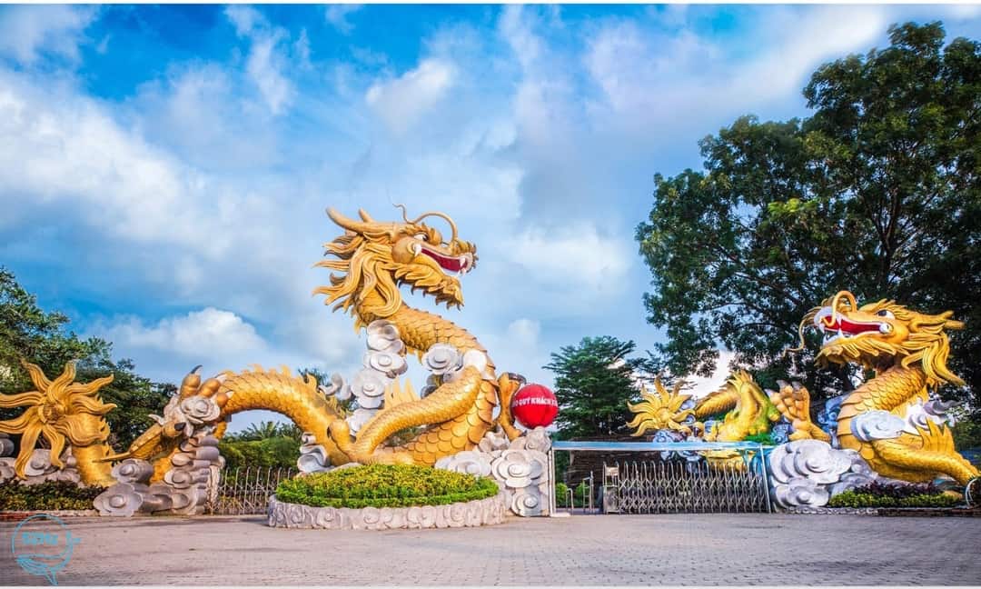 Cổng chào tại khu du lịch Bửu Long