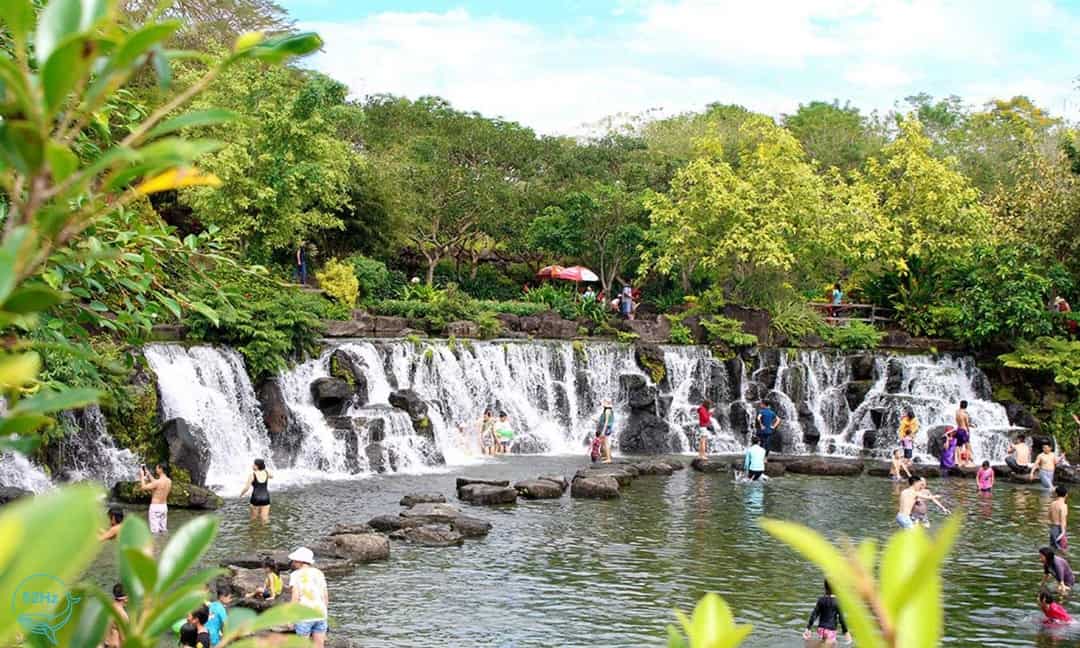 Tắm suối tại khu du lịch suối mơ