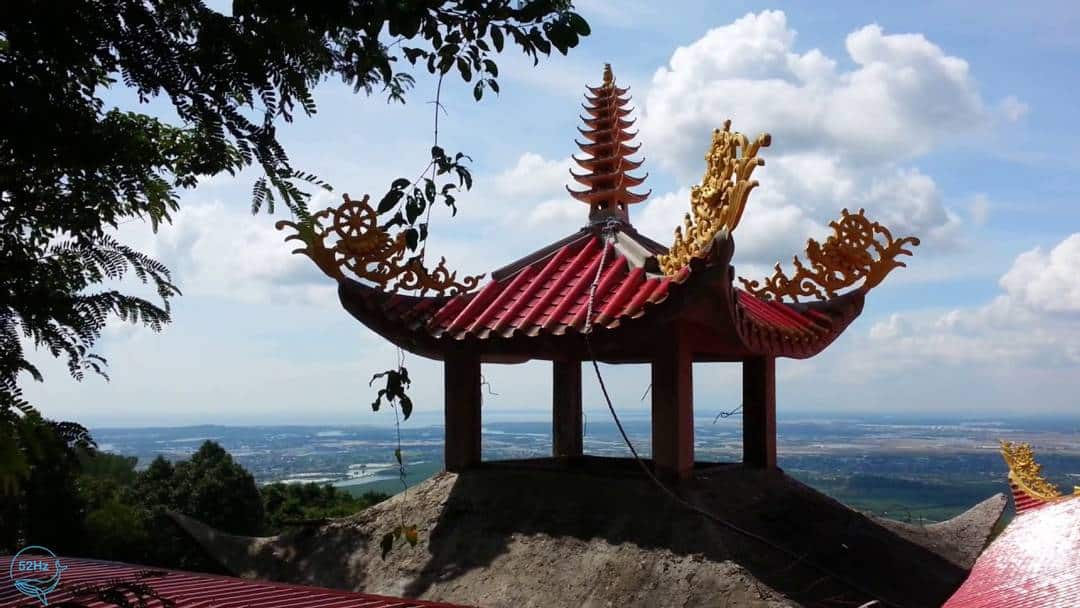 Không gian linh thiêng của Chùa Hang Mai sẽ giúp bạn trở nên tĩnh tâm và thoải mái hơn rất nhiều