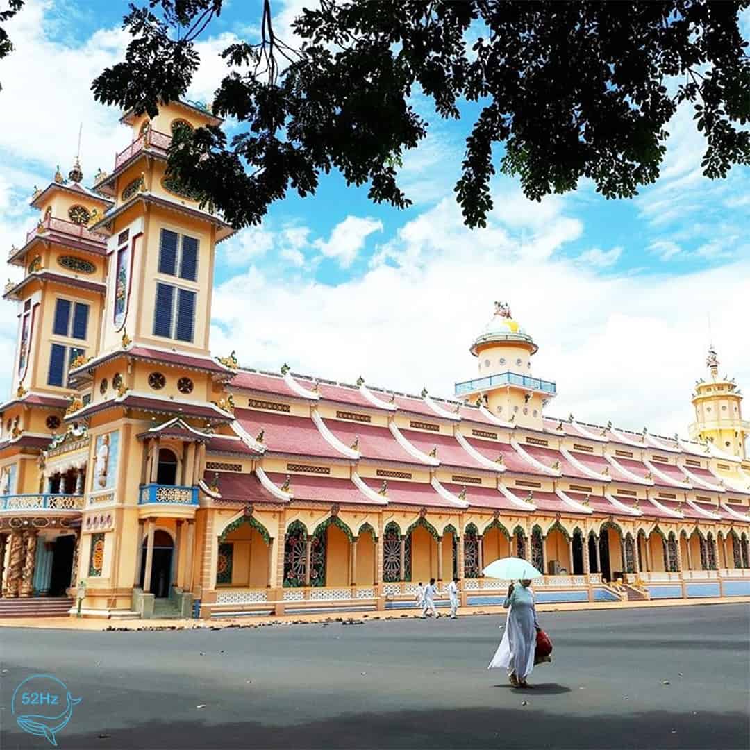 Khuôn viên bên ngoài Tòa Thánh Tây Ninh