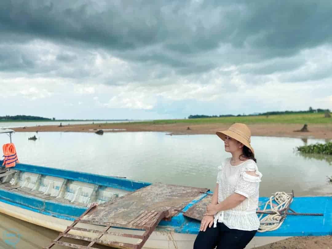 cô gái checkin bên chiếc thuyền tại đảo nhím tây ninh