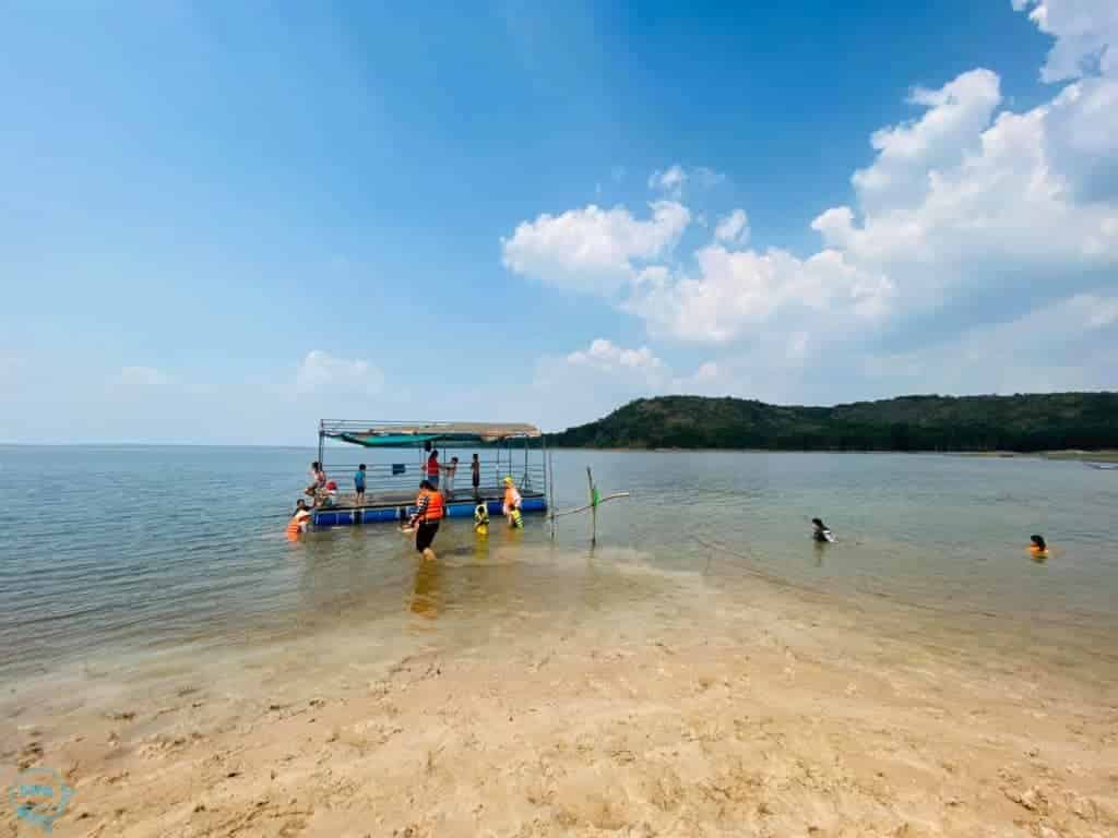 đi thuyền di chuyển ra đảo nhím 