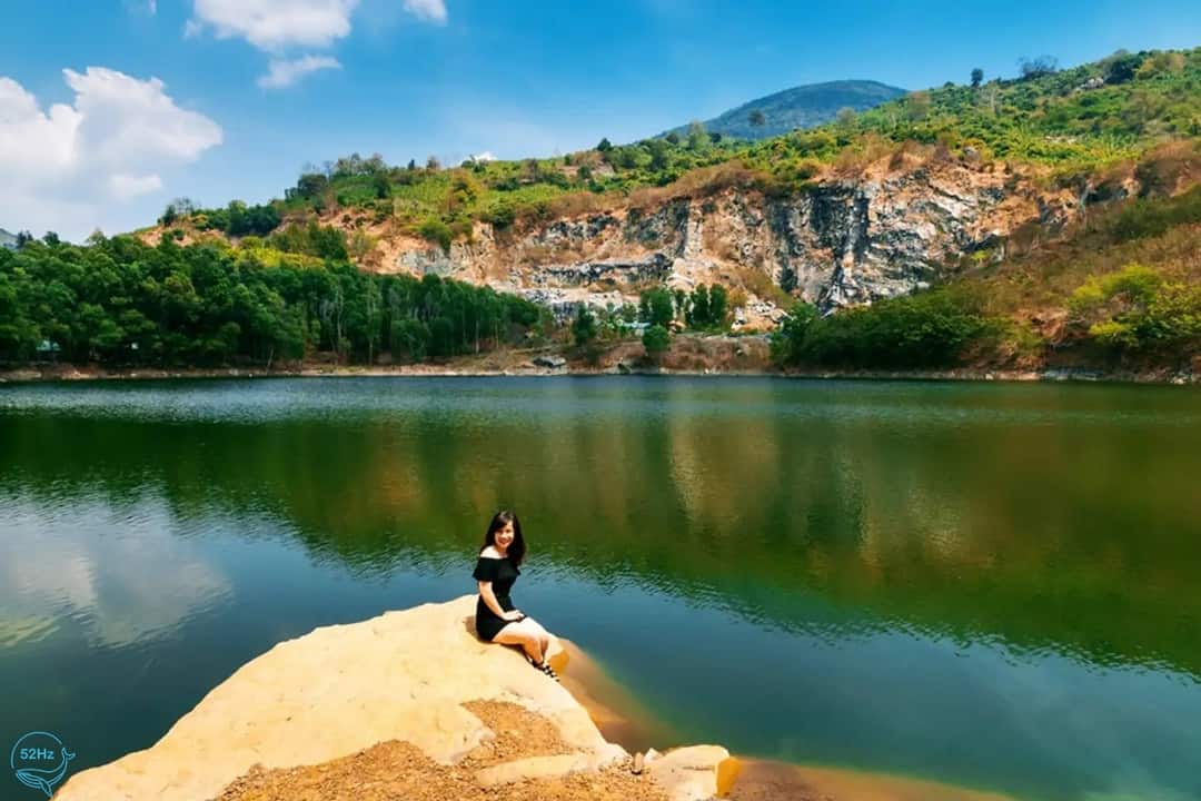 Checkin tại vạch đá sừng sũng bên cạnh hồ nước và núi non
