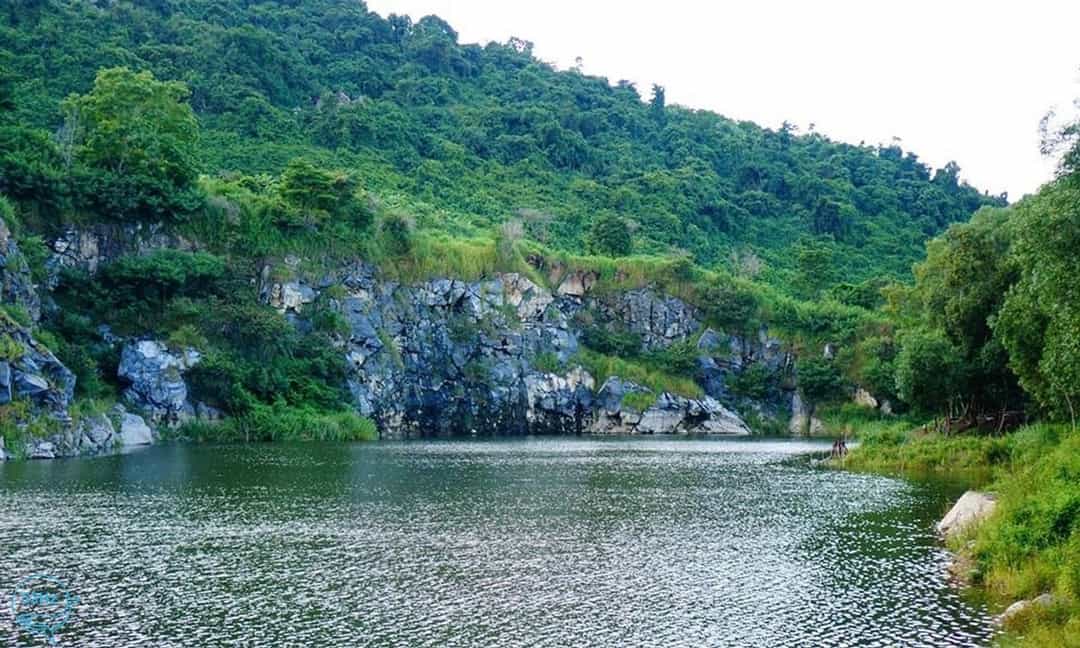 hồ Núi Đá Tây Ninh xung quanh núi non sông nước