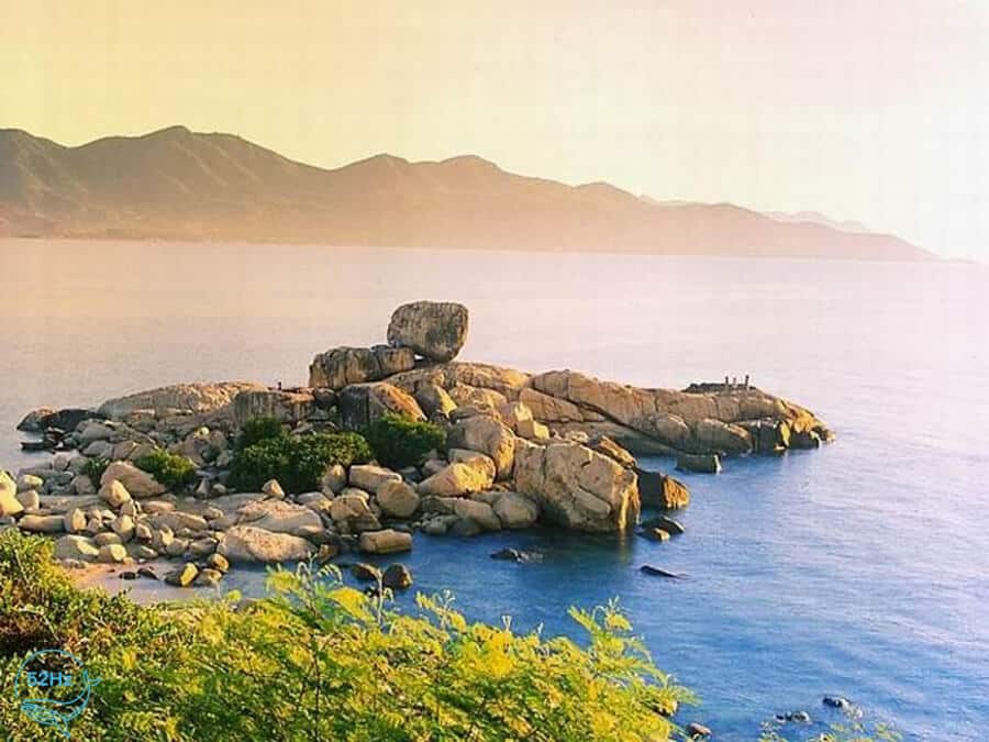 Tiểu sử Hòn Chồng Nha Trang.