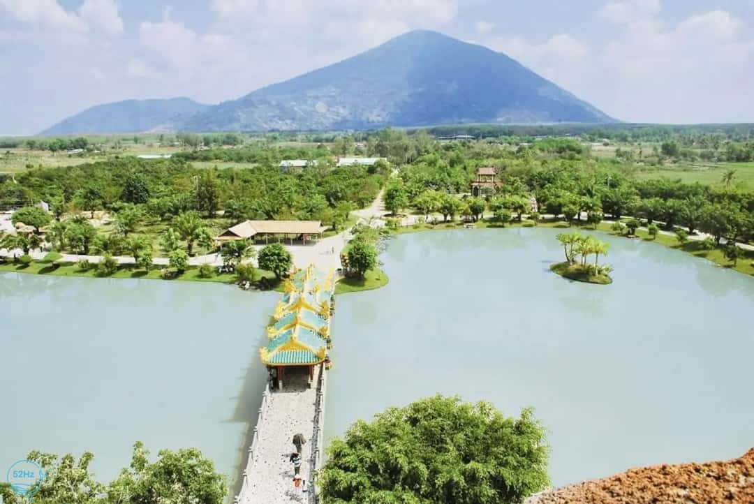 Toàn cảnh cây cầu và biển hồ đầy cây cối trong xanh tại khu du lịch Long Điền Sơn