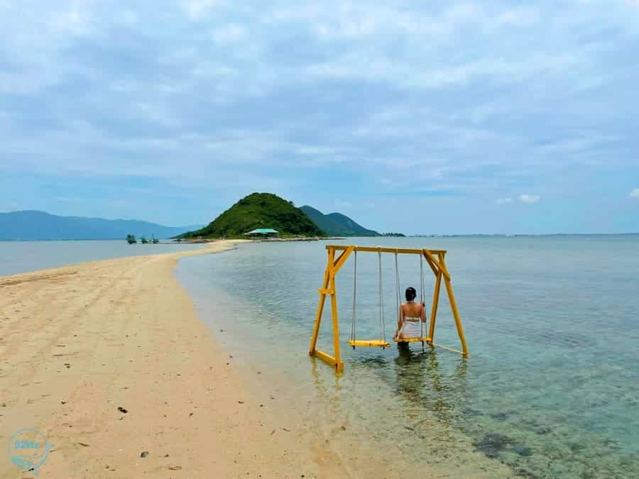 Vui chơi tắm biển tại đảo Điệp Sơn Nha Trang