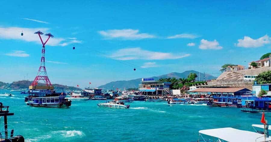 Đảo Hòn Tre cách trung tâm thành phố Nha Trang khoảng 5km di chuyển về hướng Đông