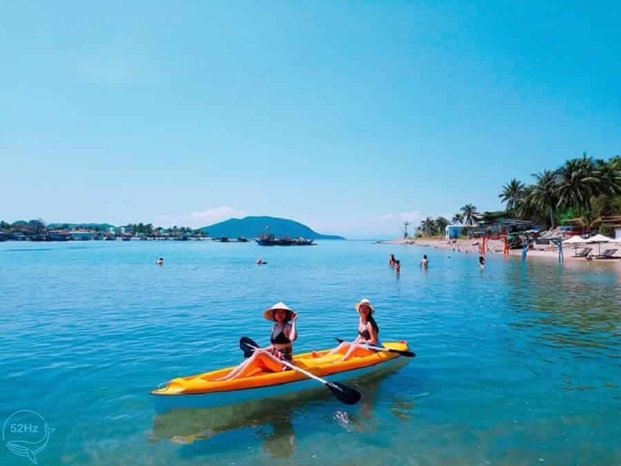 Chèo thuyền kayak được du khách yêu thích tại Đảo Robinson Nha Trang