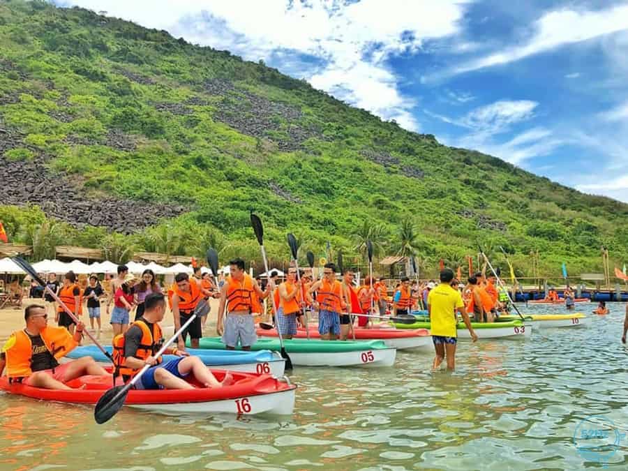 Tổ chức team building trên bãi biển.