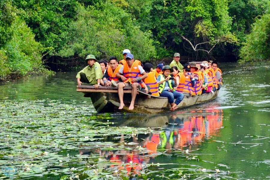 Tham quan bằng thuyền trên sông Vàm Cỏ Đông