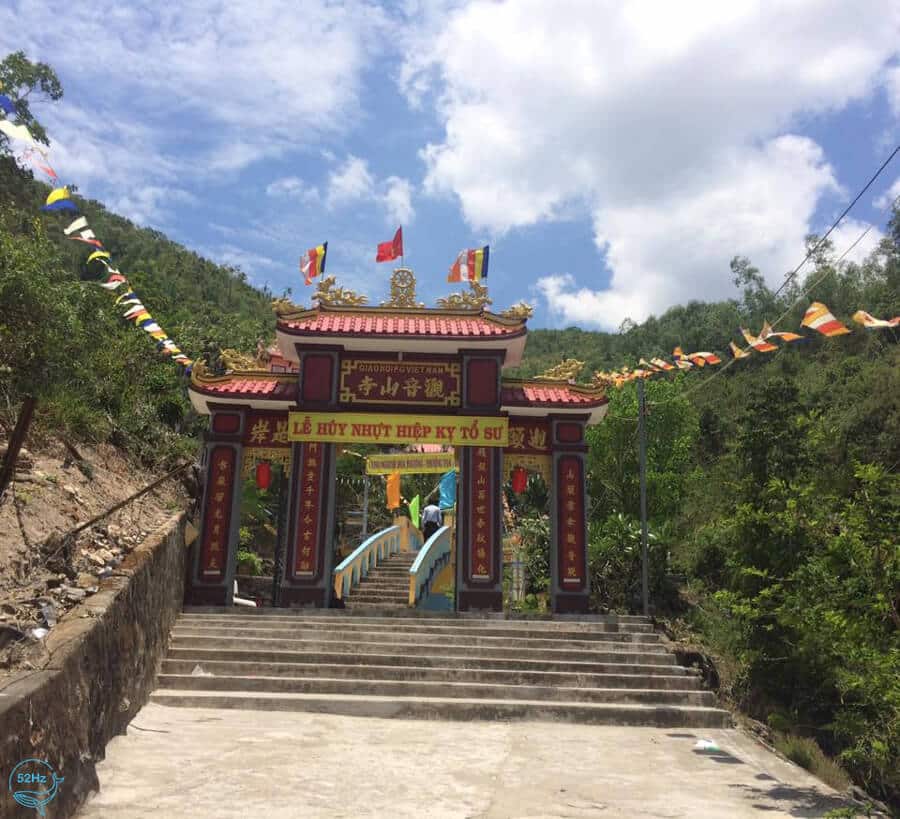 Cổng chào Chùa Suối Đổ 