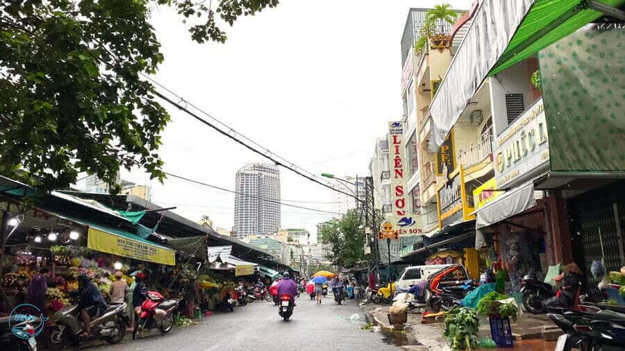 Đường vào của chợ Xóm Mới Nha Trang - địa điểm ăn uống cho du khách. 