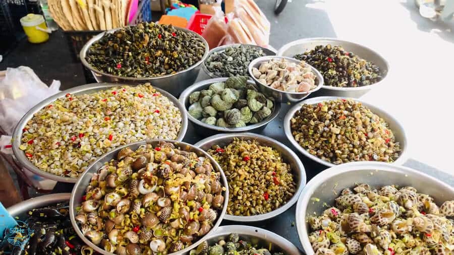 Khu ẩm thực chợ Xóm Mới. 