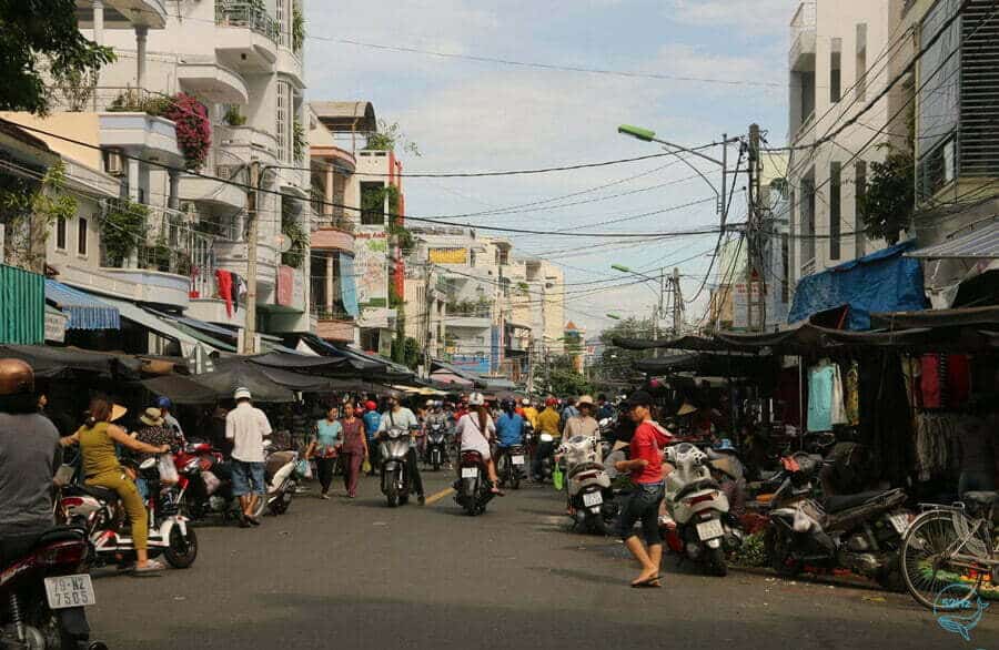 Nhiều gian hàng ăn uống bên trong chợ Xóm Mới
