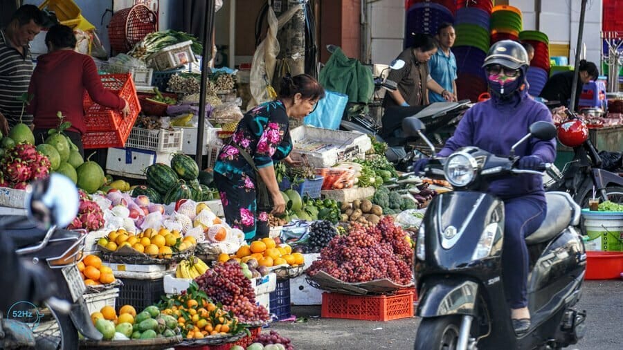 Đặc sản Nha Trang đầy ụ tại chợ Xóm Mới.