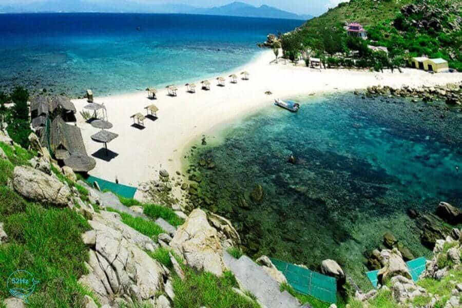 Vui chơi tại bãi tắm đôi Nha Trang