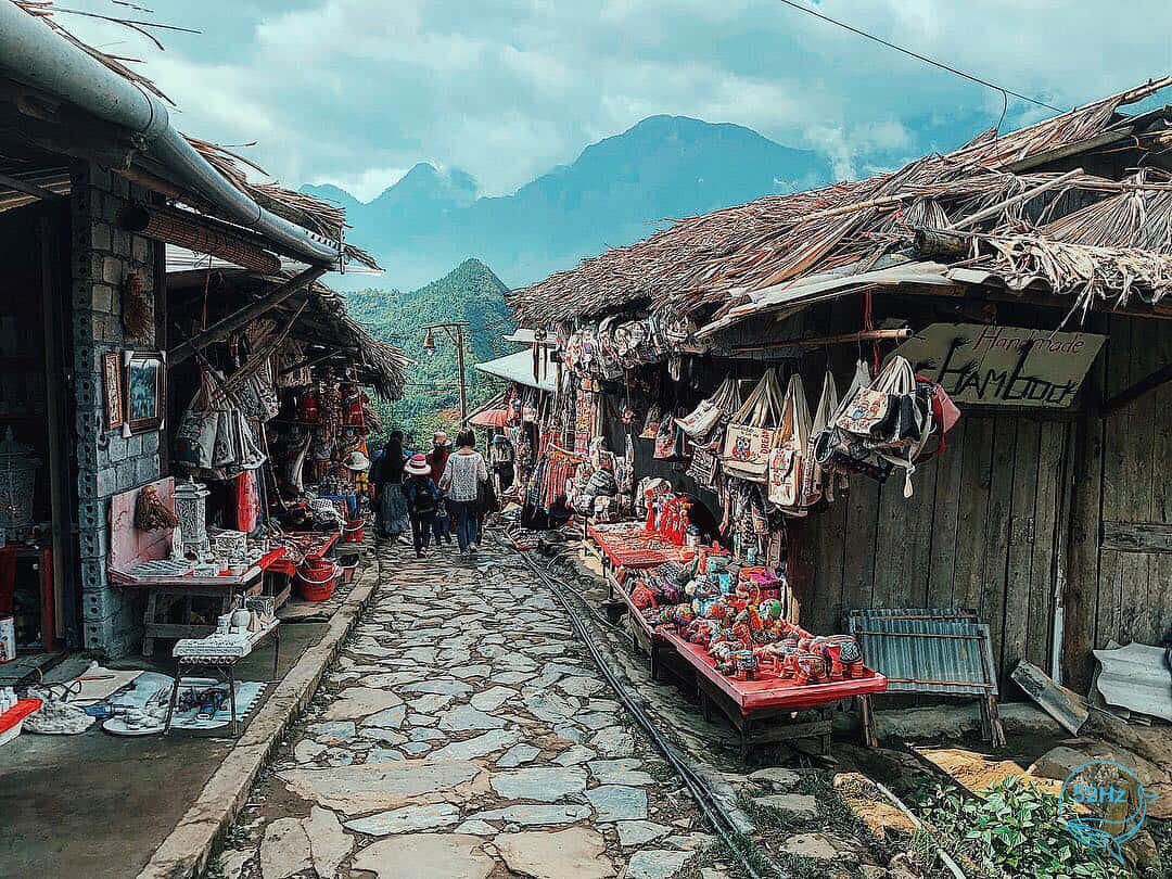 Đi bộ trên đường lát đá