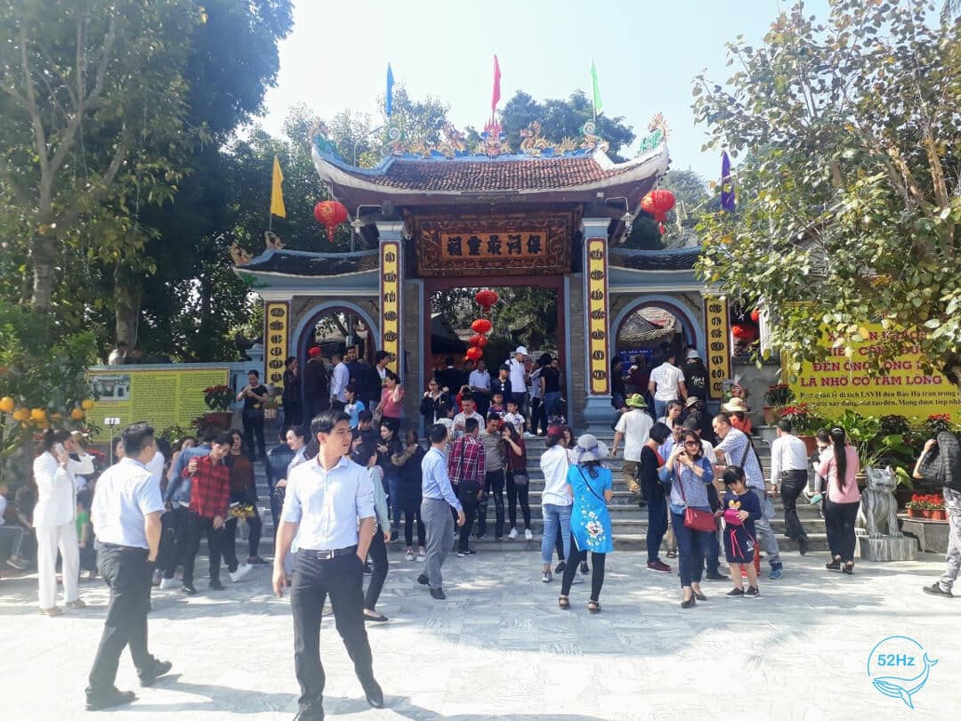 Du khách thập phương hằng năm về viếng tại đền Bảo Hà