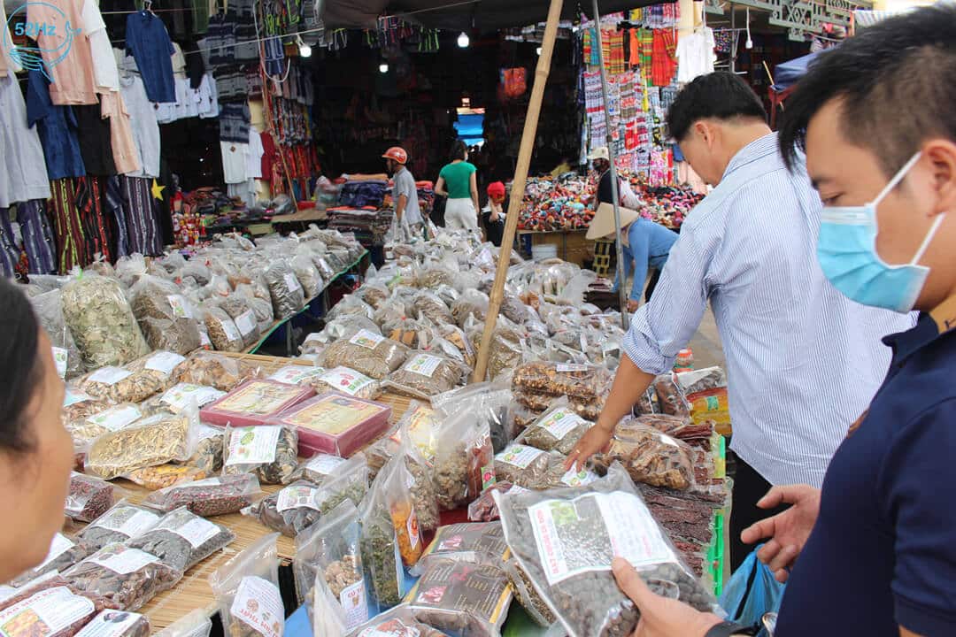 Mua gì về làm qua khi ghé chợ phiên Bắc Hà