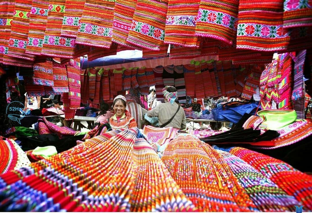 Tham gia vào các phiên chợ nhộn nhịp và lễ hội văn hóa.
