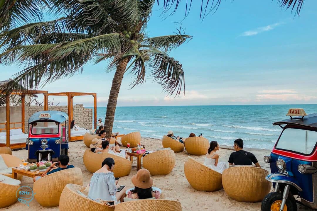 Ngồi cafe ngắm biển