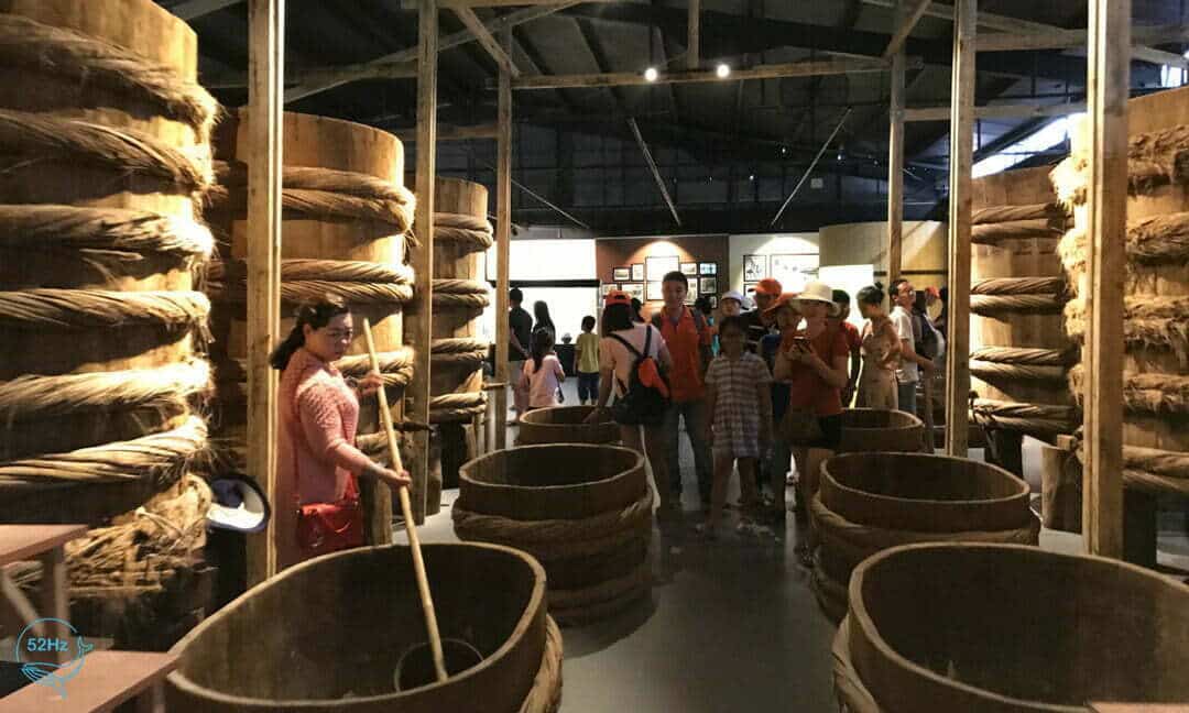 Du khách cùng những trải nghiệm thực tế tại bảo tàng nước mắm Làng chài xưa
