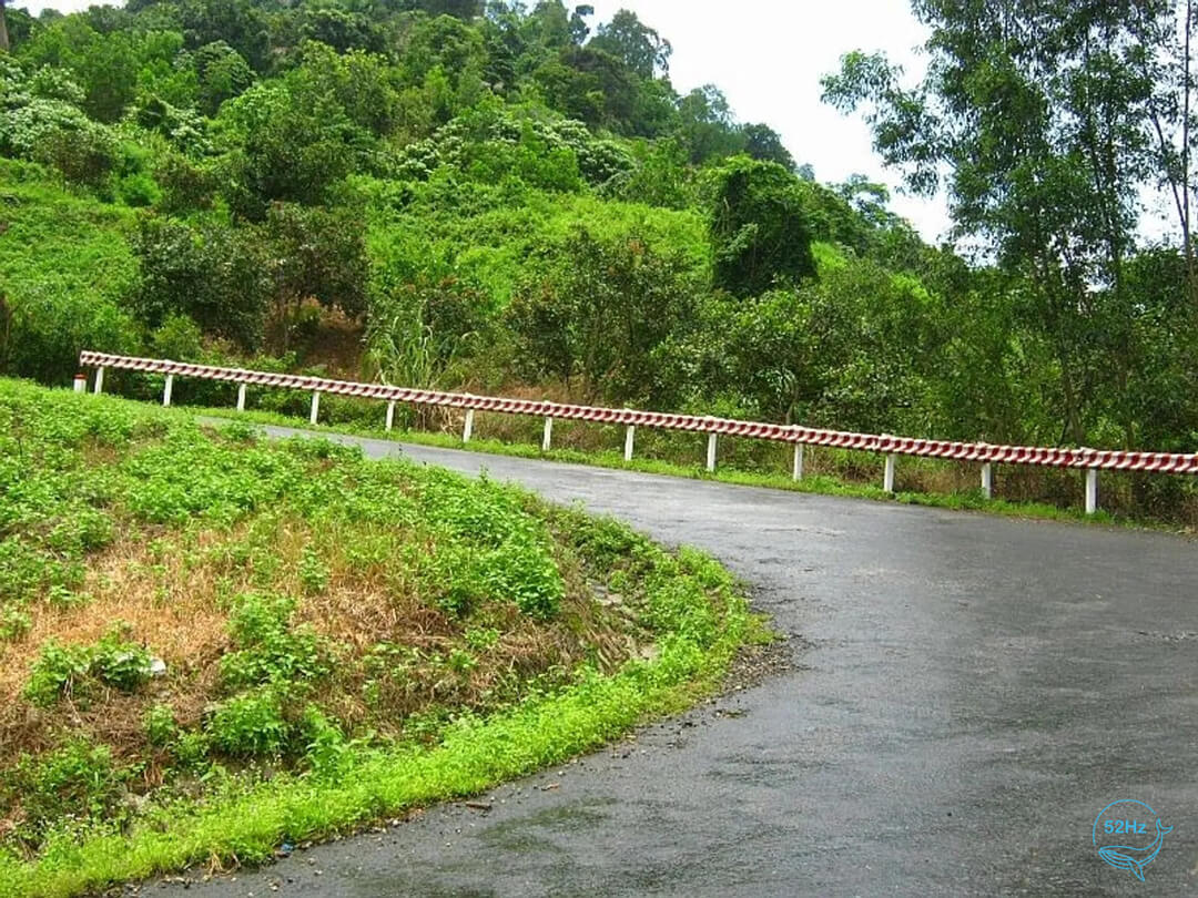 Đường đi đến thác trượt Tà Pứa