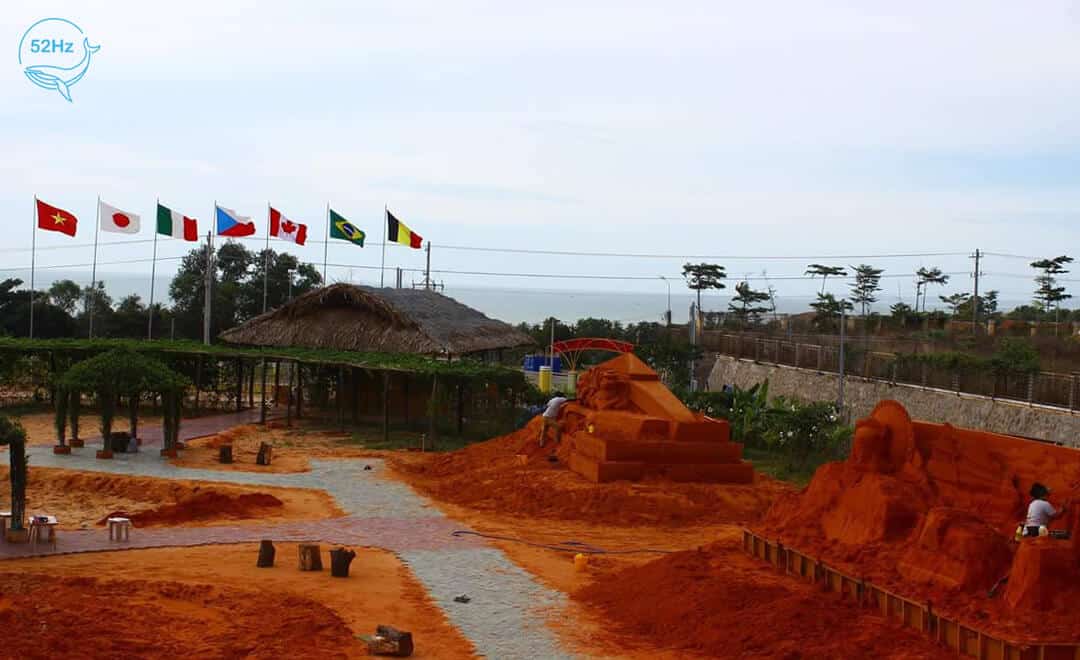 Nơi đây có những bức tượng rất độc đáo và ấn tượng