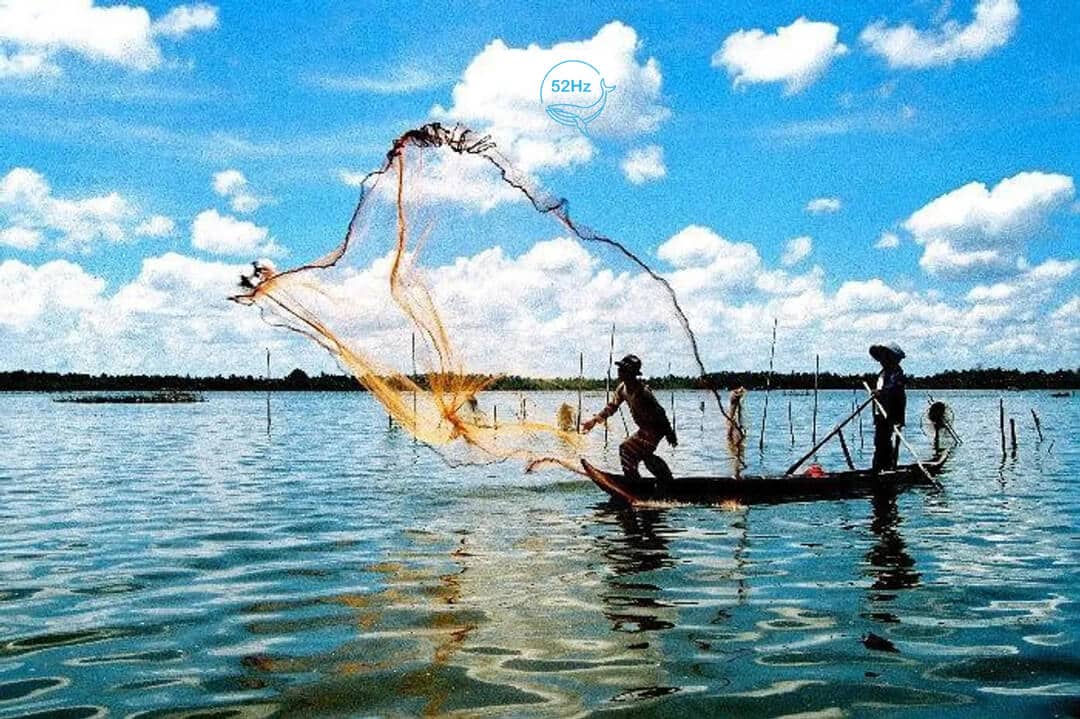 Hồ Biển Lạc vào mùa nước lớn và vụ mùa của người dân
