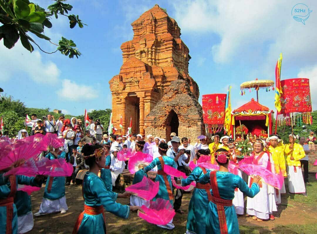 Tham gia lễ hội văn hóa đặc sắc 