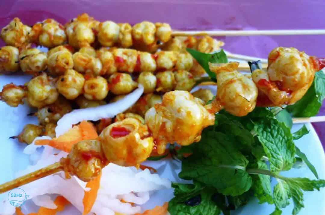 Thưởng thức đặc sản khu vực