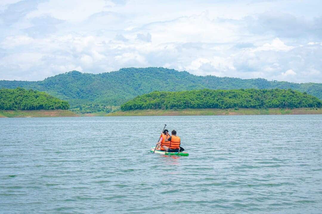 Tham gia chèo sup tại tour du lịch Đắk Nông Tà Đùng