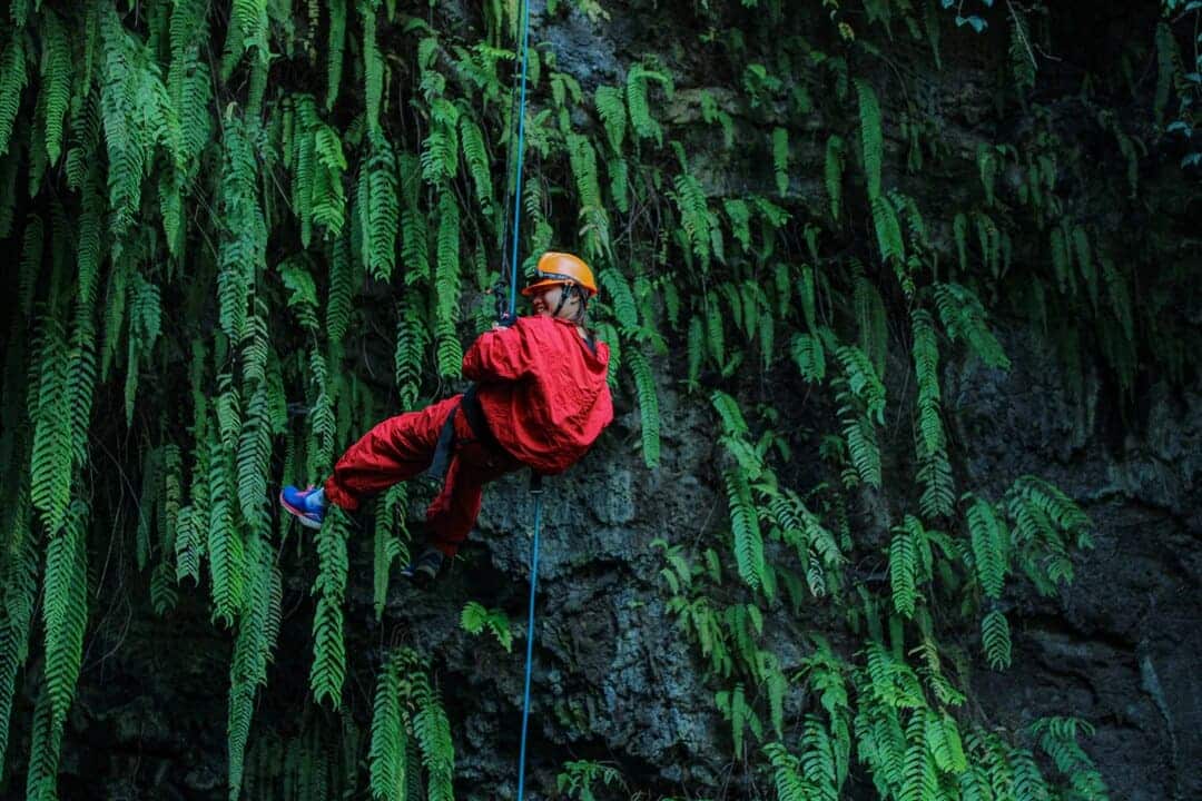 Trải nghiệm đu dây vào miệng hang núi lửa Chư Blưk