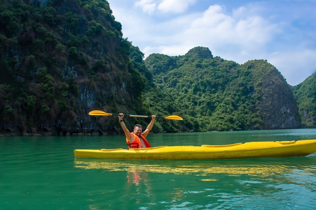 Chèo kayak tận hưởng cảnh đẹp trên hồ
