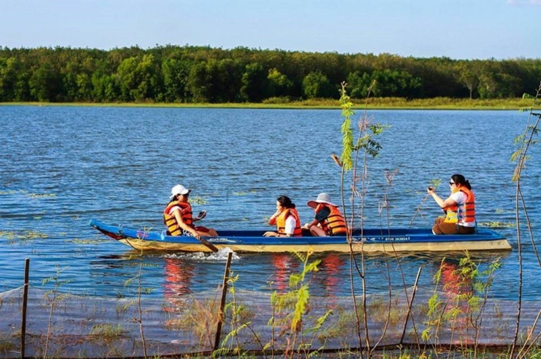 Chèo thuyền trên hồ ngắm cảnh thưởng ngoạn