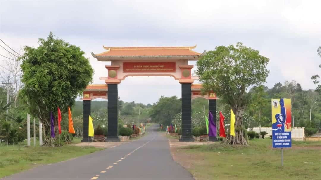 Cổng vào khu căn cứ Tà Thiết tỉnh Bình Phước