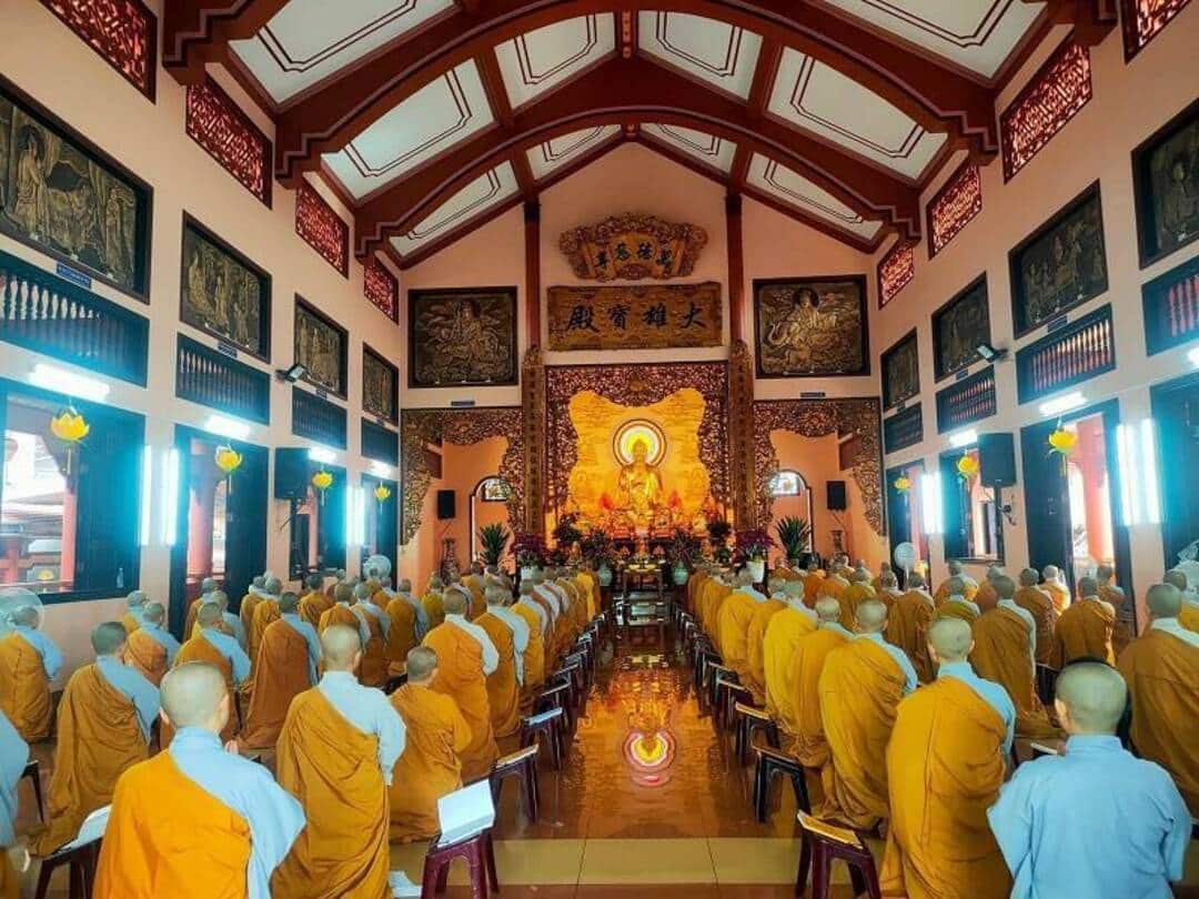 Bên trong đại sảnh chùa Quang Minh