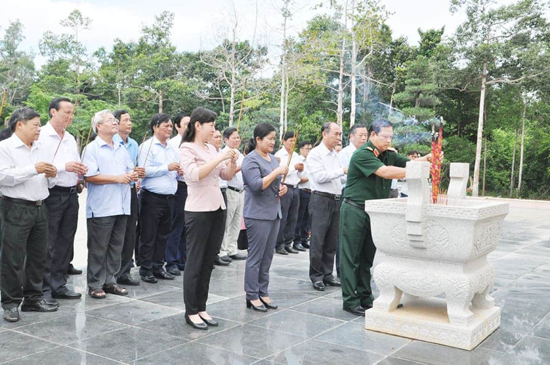 Tưởng nhớ những vị chỉ huy, lãnh đạo cùng những anh hùng đã chiến đấu vì thống nhất dân tộc