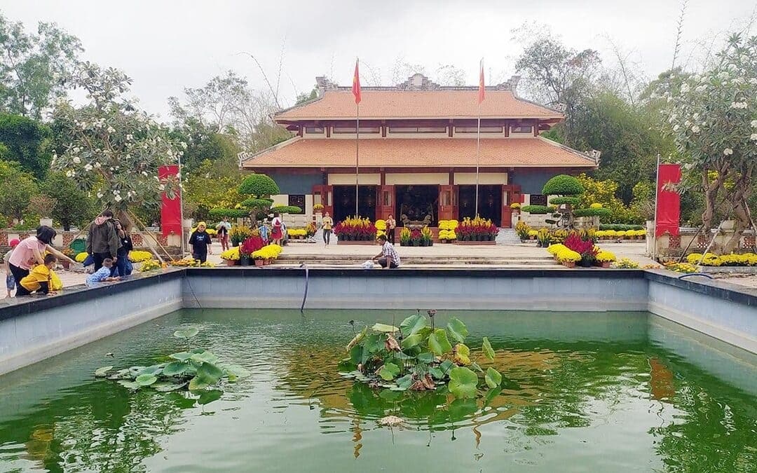 Khuôn viên rộng lớn của khu di tích Tà Thiết