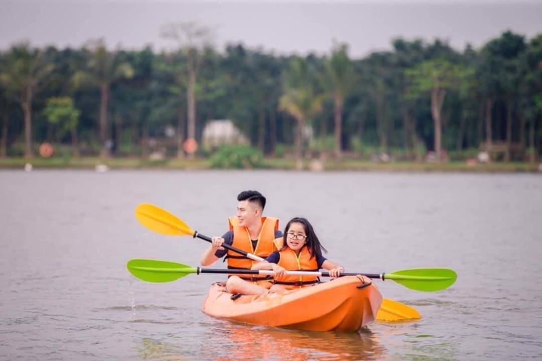 Trải nghiệm chèo thuyền ngắm cảnh trên hồ Suối Lam