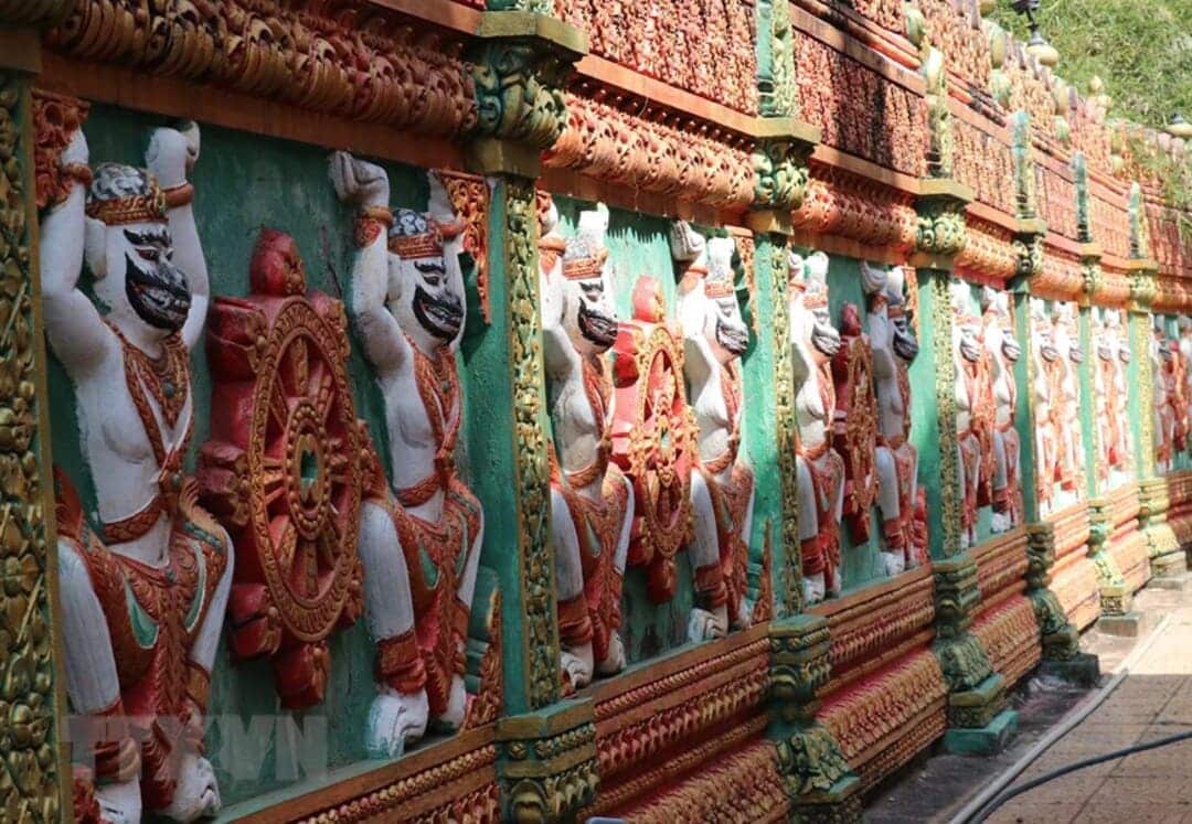 Hàng rào được trang trí bằng hình tượng Chằn Yeak