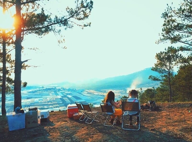 Bạn vừa có thể ngắm nhìn toàn cảnh thành phố, vừa có thể ngắm nhìn đồi núi nhấp nhô phía xa, trời trong, cao vời vợi.